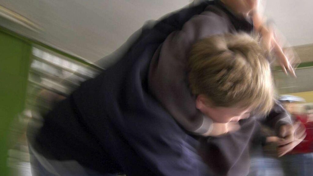 Maddaloni, schiaffi e pugni agli studenti: divieto di dimora ad un docente