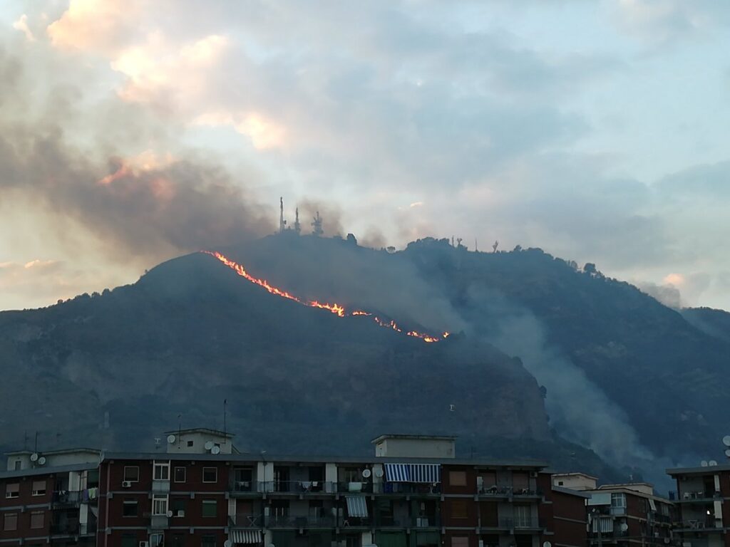 Napoli, nuovo incendio: a fuoco la collina dei camaldoli