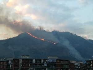 Napoli, nuovo incendio: a fuoco la collina dei camaldoli