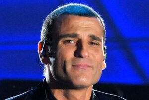 Cosa è successo a Sal Da Vinci e al figlio in aliscafo: "Ho ricevuto un cazzotto alla mandibola"