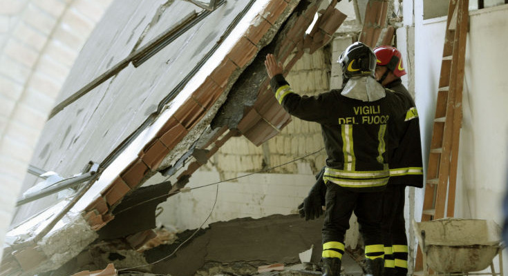 Santa Maria Capua Vetere, crolla un solaio e due persone precipitano: ricoverate in ospedale