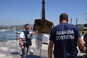 Napoli, blitz della Guardia costiera: eliminati ormeggi abusivi a Nisida e Coroglio