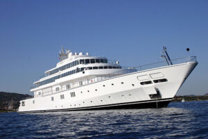 Napoli, l'attore Tom Hanks è in costiera a bordo del suo yacht