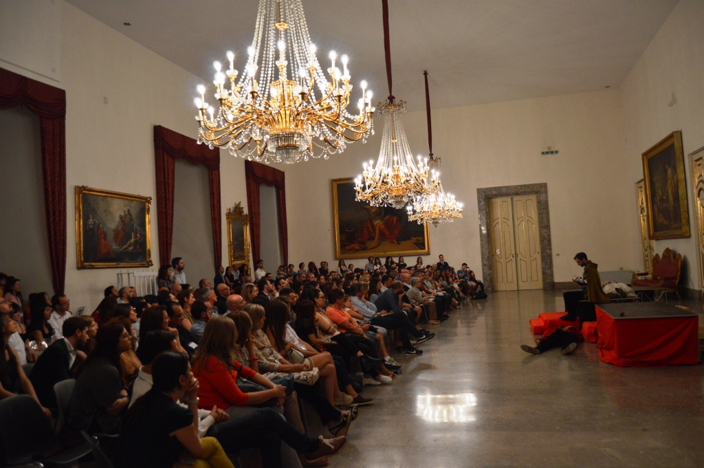 Demiurgo in Reggia - Gli spettatori nella Sala delle Glorie dei Borbone - Ph. Chiara Siniscalchi
