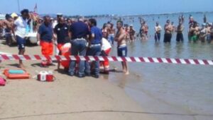 Dramma a Comacchio, si sente male in mare: Vito Cassa annega davanti alla sua famiglia