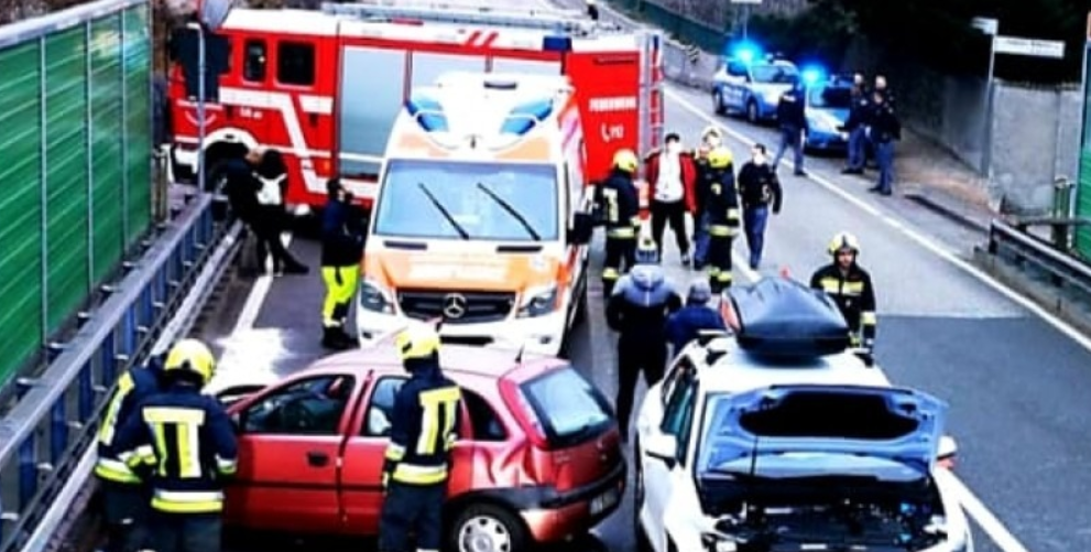 Dramma a Lago Patria, auto finisce in acqua si cerca un disperso