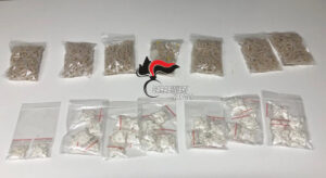 Napoli, 70enne arrestato dai Carabinieri: trasportava 1700 dosi di droga