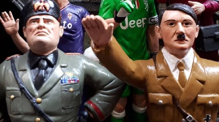 Mussolini e Hitler pastori del presepe, scoppia la polemica