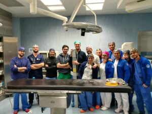 Chirurgia vascolare, al Policlinico Federico II intervento salvavita su una donna di 79 anni con una protesi fatta su misura e “fenestrata”