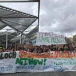 Attivisti Friday For Future bloccano Castel dell'Ovo, scontri con la polizia