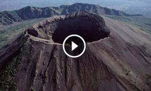 Fumarole sul cratere del Vesuvio: la situazione è sotto controllo a Napoli
