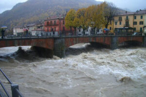Vallo di Diano, il Tanagro ha rotto gli argini: è allerta meteo