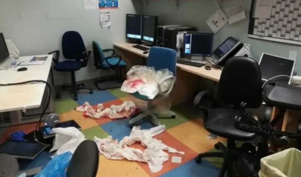 Follia alla Asl di Casalnuovo, uomo entra picchia un dipendente e devasta gli uffici