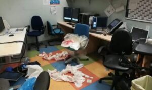 Follia alla Asl di Casalnuovo, uomo entra picchia un dipendente e devasta gli uffici