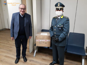 Vendeva mascherine con rincari del 300%, la Finanza le dona tutte al Cotugno di Napoli