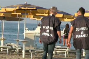 Blitz a Furore, la Finanza sequestra attrezzature balneari abusive