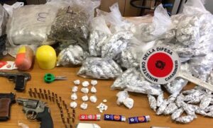 Maxi blitz nel parco Verde, sequestrato arsenale di droga