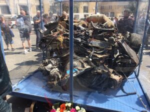 A piazza Municipio la teca con i resti dell'auto della scorta del giudice Giovanni Falcone