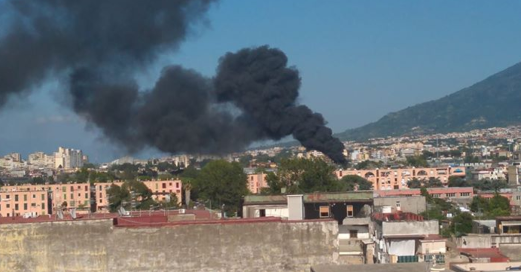 Incendio a Barra, a fuoco rifiuti accantonati vicino a un campo rom colonna di fumo visibile da Napoli