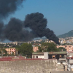 Incendio a Barra, a fuoco rifiuti accantonati vicino a un campo rom colonna di fumo visibile da Napoli