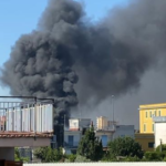 Incendio a Barra, a fuoco rifiuti accantonati vicino a un campo rom colonna di fumo visibile da Napoli