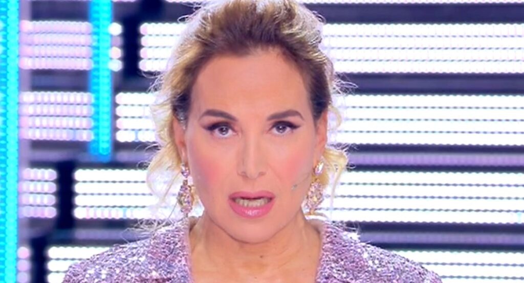 J-Ax "prende di mira" Barbara D'Urso nella nuova canzone: "Mi abbasso i pantaloni"