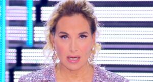 J-Ax "prende di mira" Barbara D'Urso nella nuova canzone: "Mi abbasso i pantaloni"