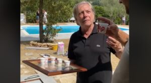 La casa in vacanza di Nino D'Angelo, il video del cantante fa il boom di like