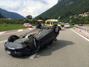 Asse Mediano, grave incidente: 4 auto coinvolte, una si è ribaltata