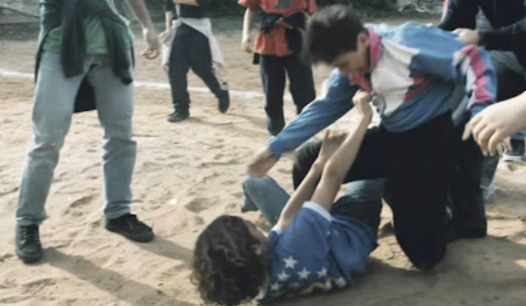 Lite finisce nel sangue, bambino di 10 anni accoltella uno di 8: "Dammi subito la bicicicletta"