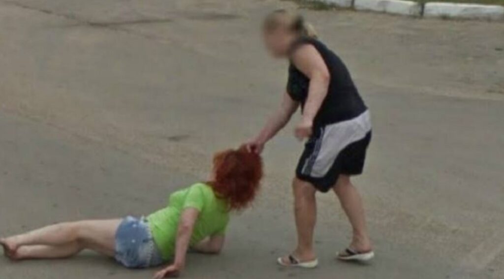 Lite in famiglia tra donne degenera, ragazza colpita con una mazza