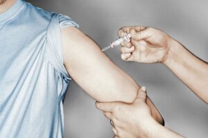 Meningite a Napoli, i medici consigliano il vaccino