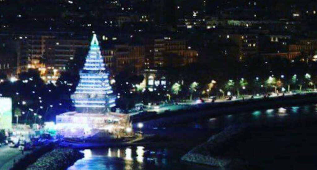 Nalbero dei record, è l'albero più alto del mondo: De Magistris, "Si parla di Napoli ovunque"