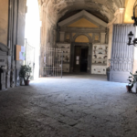 Napoli, va al cimitero e trova un "morto abusivo" nel suo loculo: denuncia ai carabinieri