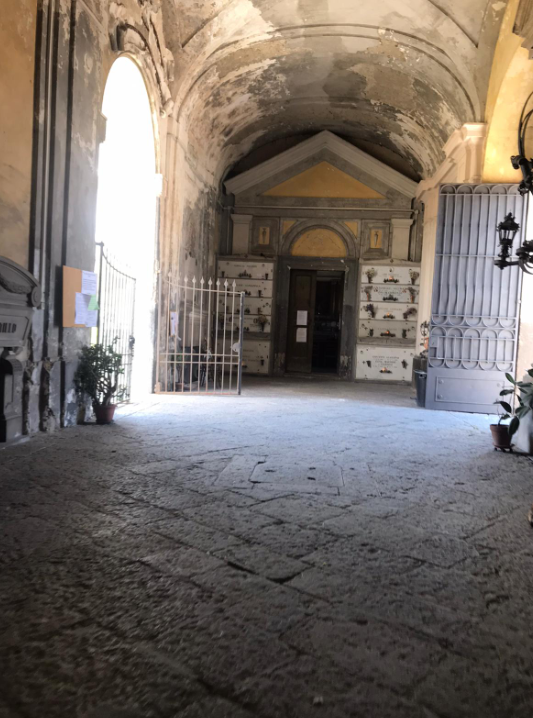 Napoli, va al cimitero e trova un "morto abusivo" nel suo loculo: denuncia ai carabinieri