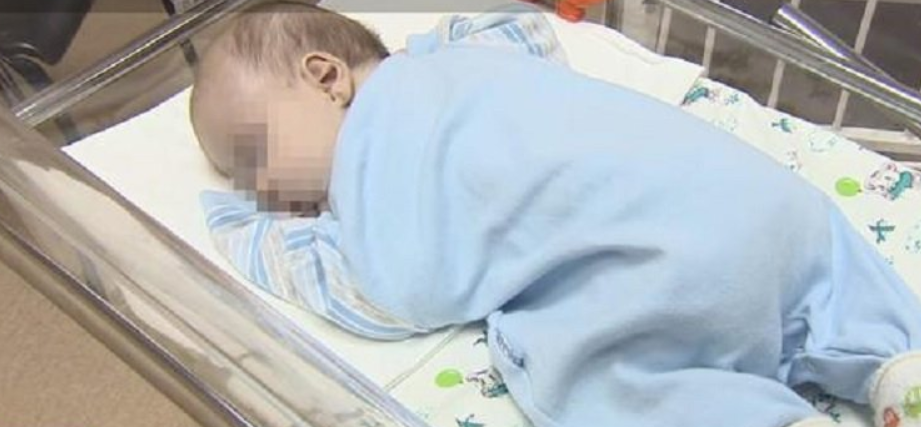 Neonato abbandonato davanti alla chiesa, i genitori lasciano un biglietto per il figlio