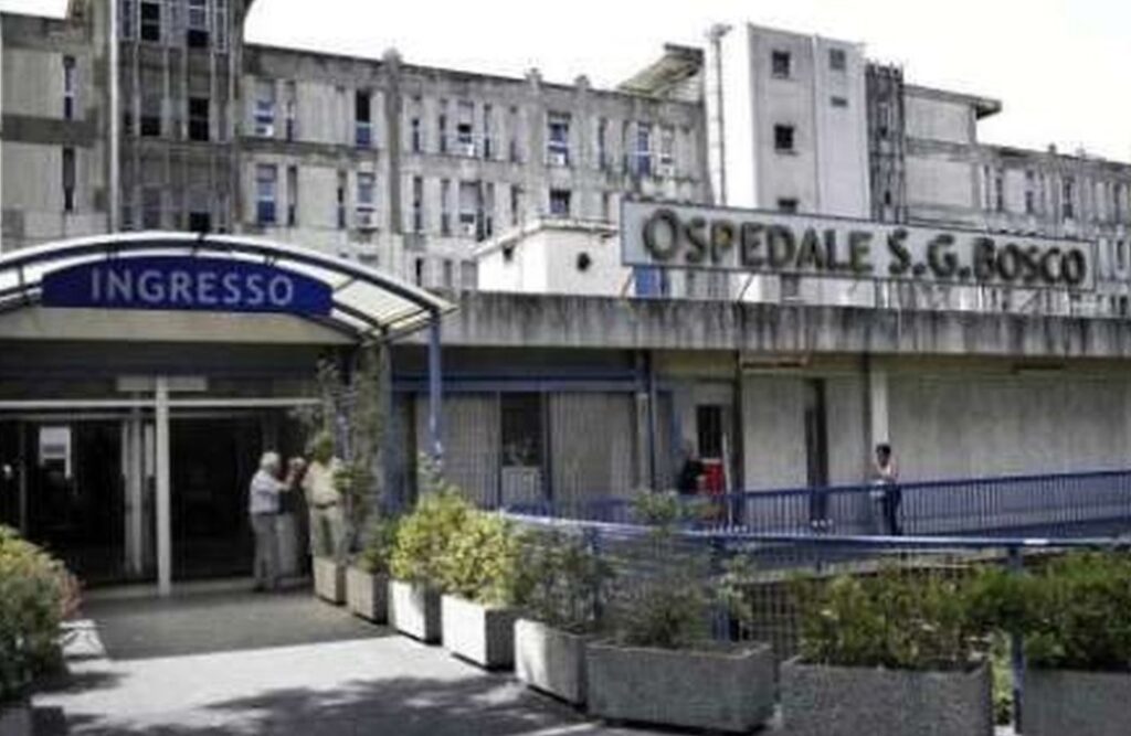 Notte di sangue a Napoli, uomo di 34 anni apre la porta di casa e gli sparano