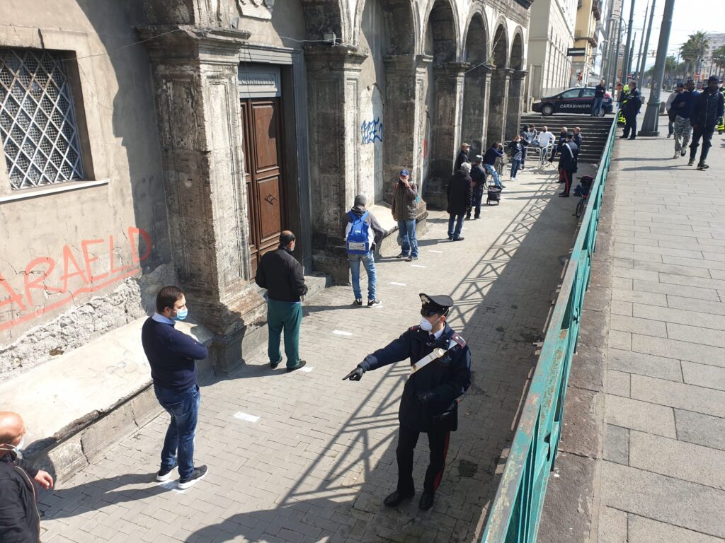 Napoli, lunghe code alla mensa dei poveri: i controlli anti-covid19 dei carabinieri