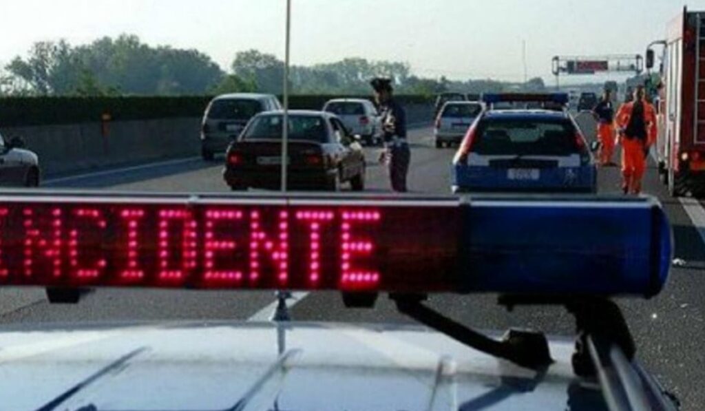 Paura all'altezza di Caserta Sud, deraglia treno merci chiuso tratto d'autostrada, code e traffico