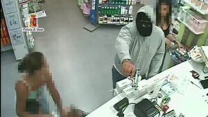 Rapina nel salernitano, uomo armato di pistola "svuota" una farmacia