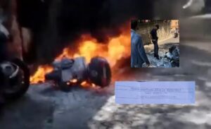 Bruciato lo scooter del Consigliere Borrelli, rabbia sui social per la raccolta fondi