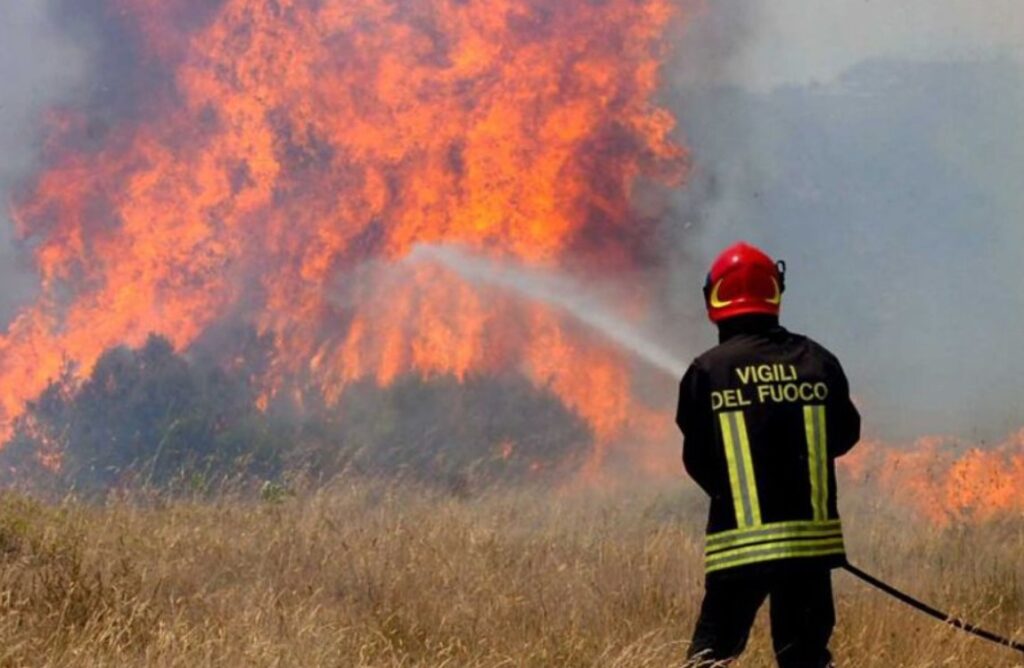 Scempio a Palinuro, ragazzini lanciano petardi: a fuoco Punta Paradiso