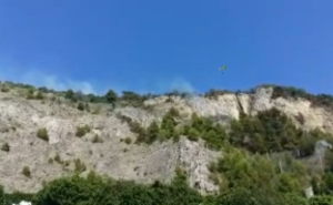 Incendio sulla statale sorrentina: fiamme sulla montagna