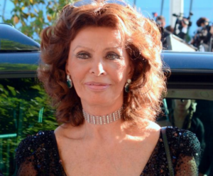 Dolce & Gabbana a Napoli: Sophia Loren acclamata ai Decumani