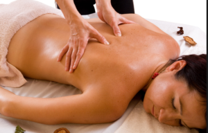 Marina di Camerota, il marito impazzisce e picchia il massaggiatore