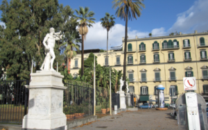 Napoli, rapina in Villa Comunale: accoltellato 16enne