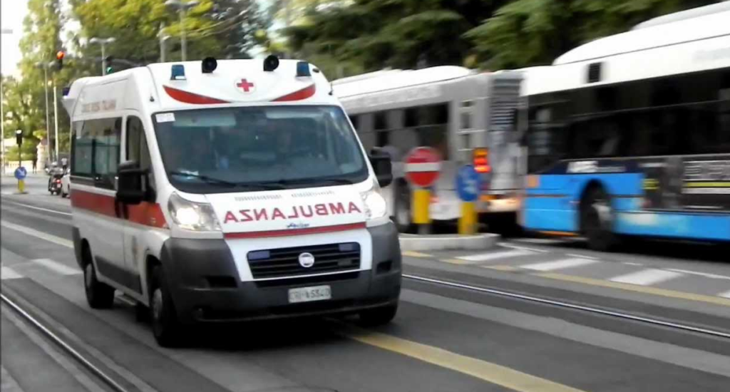 Campania: uomo rischia di morire, salvato dai bagnanti