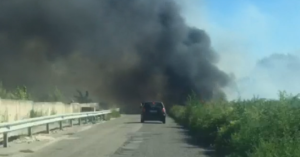 Incendio nella zona di Licola, colonna di fumo per strada
