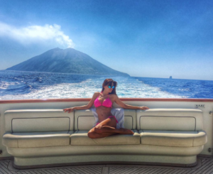 Anna Tatangelo in vacanza alle Eolie con la famiglia