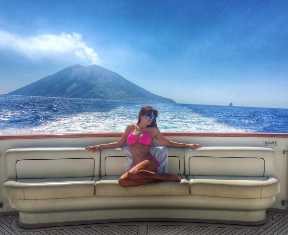 Anna Tatangelo in vacanza alle Eolie con la famiglia